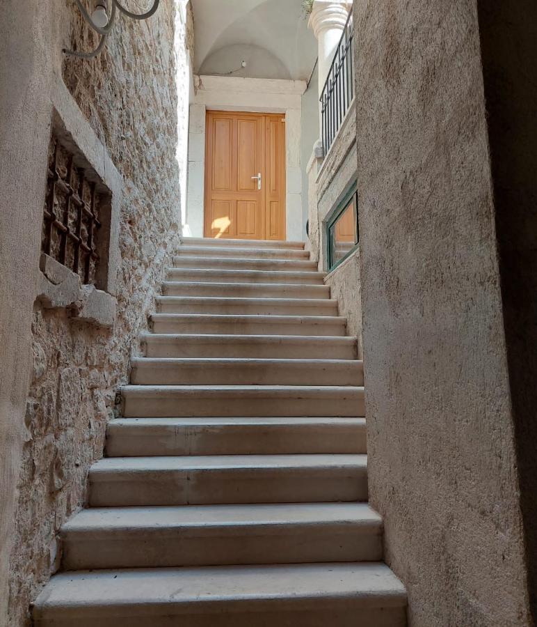 Central Palace Apartment Σίμπενικ Εξωτερικό φωτογραφία